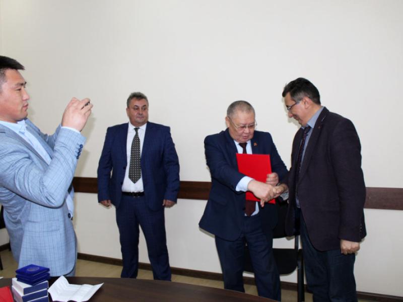 Кыргызстандын Акыйкатчысы ММК кызматкерлерин кесиптик майрамы менен куттуктады