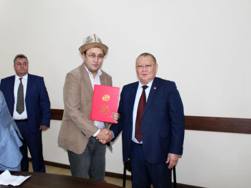 Кыргызстандын Акыйкатчысы ММК кызматкерлерин кесиптик майрамы менен куттуктады