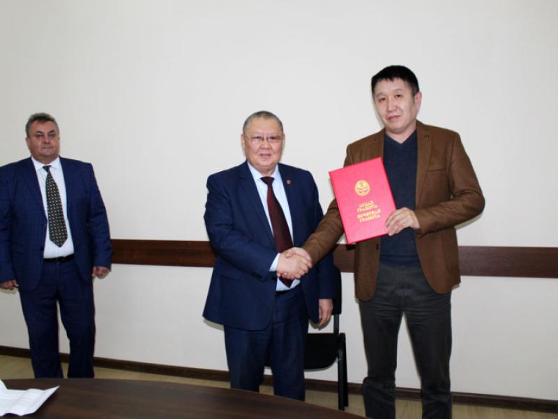 Кыргызстандын Акыйкатчысы ММК кызматкерлерин кесиптик майрамы менен куттуктады