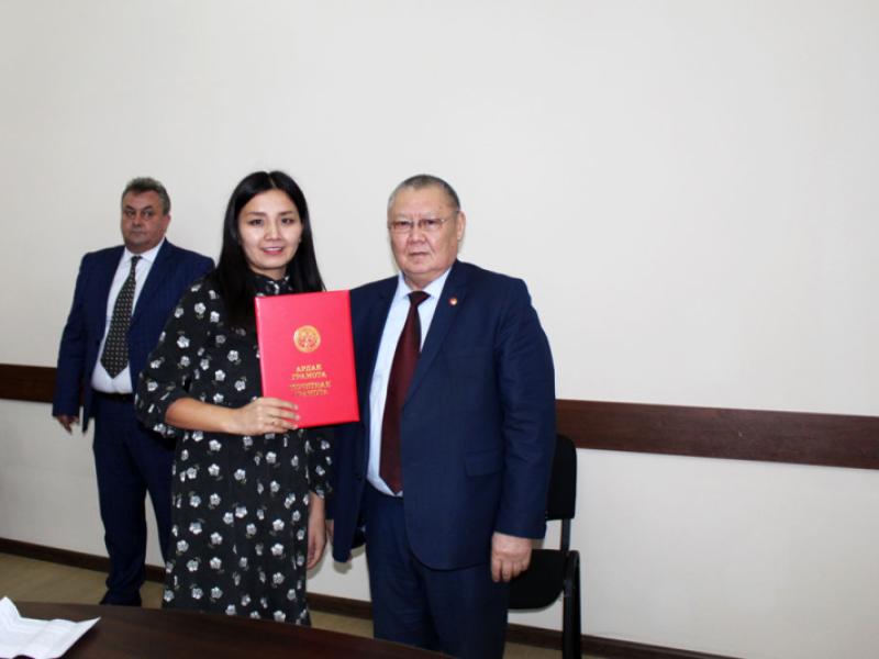 Кыргызстандын Акыйкатчысы ММК кызматкерлерин кесиптик майрамы менен куттуктады