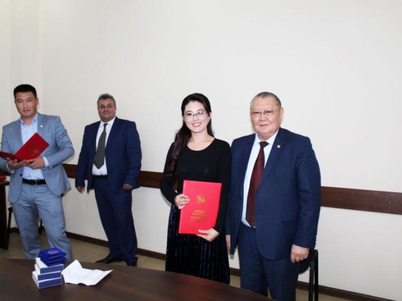 Кыргызстандын Акыйкатчысы ММК кызматкерлерин кесиптик майрамы менен куттуктады