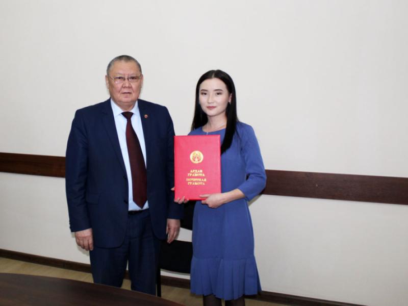 Кыргызстандын Акыйкатчысы ММК кызматкерлерин кесиптик майрамы менен куттуктады