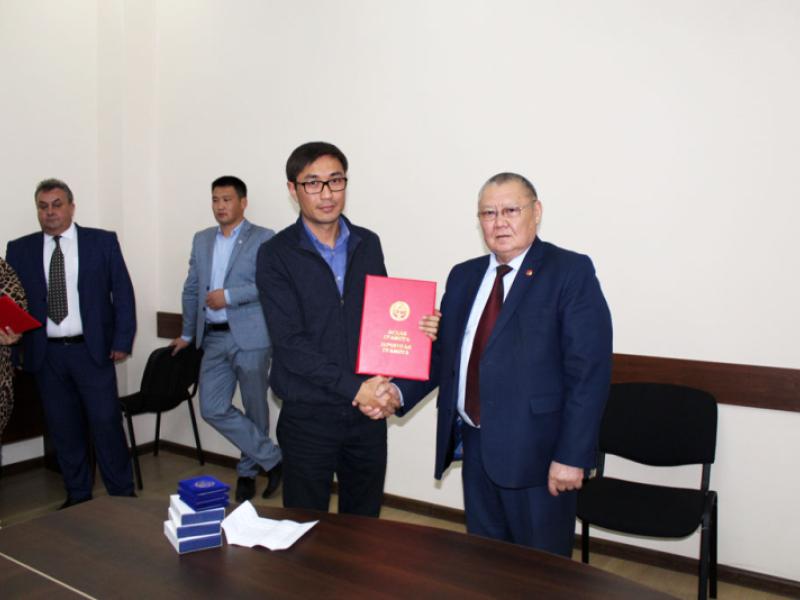 Кыргызстандын Акыйкатчысы ММК кызматкерлерин кесиптик майрамы менен куттуктады