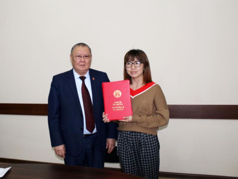 Кыргызстандын Акыйкатчысы ММК кызматкерлерин кесиптик майрамы менен куттуктады