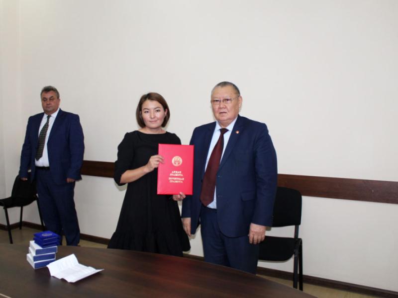 Кыргызстандын Акыйкатчысы ММК кызматкерлерин кесиптик майрамы менен куттуктады