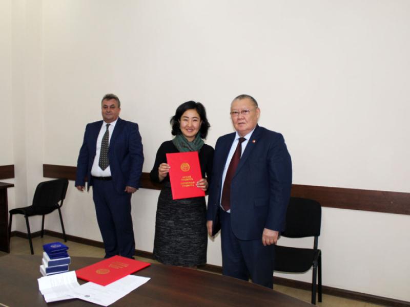 Кыргызстандын Акыйкатчысы ММК кызматкерлерин кесиптик майрамы менен куттуктады