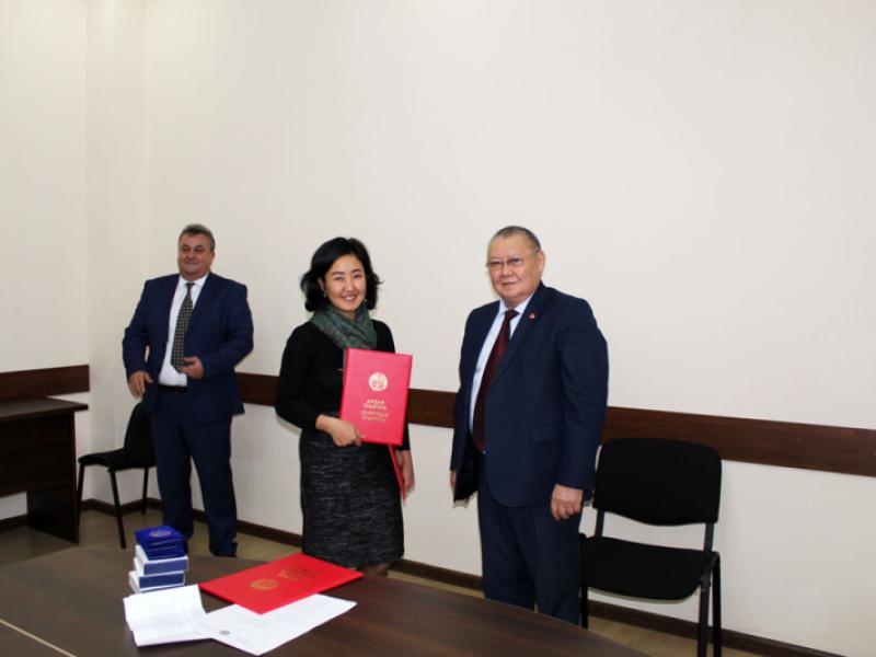 Кыргызстандын Акыйкатчысы ММК кызматкерлерин кесиптик майрамы менен куттуктады