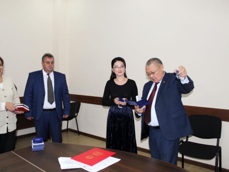 Кыргызстандын Акыйкатчысы ММК кызматкерлерин кесиптик майрамы менен куттуктады