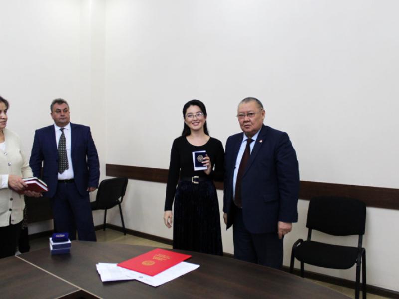 Кыргызстандын Акыйкатчысы ММК кызматкерлерин кесиптик майрамы менен куттуктады