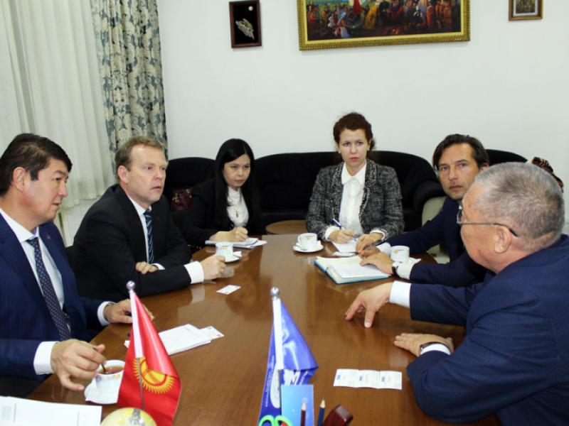 Токон Мамытов ЕККУнун улуттар азчылыгы боюнча иш алып барган жогорку комиссариатынын өкүлдөрүн кабыл алды