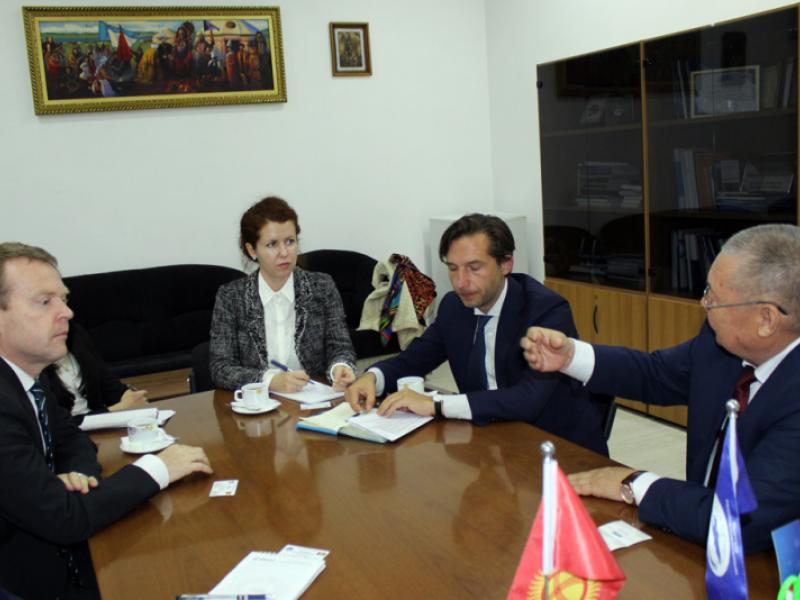 Токон Мамытов ЕККУнун улуттар азчылыгы боюнча иш алып барган жогорку комиссариатынын өкүлдөрүн кабыл алды