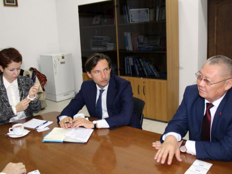 Токон Мамытов ЕККУнун улуттар азчылыгы боюнча иш алып барган жогорку комиссариатынын өкүлдөрүн кабыл алды