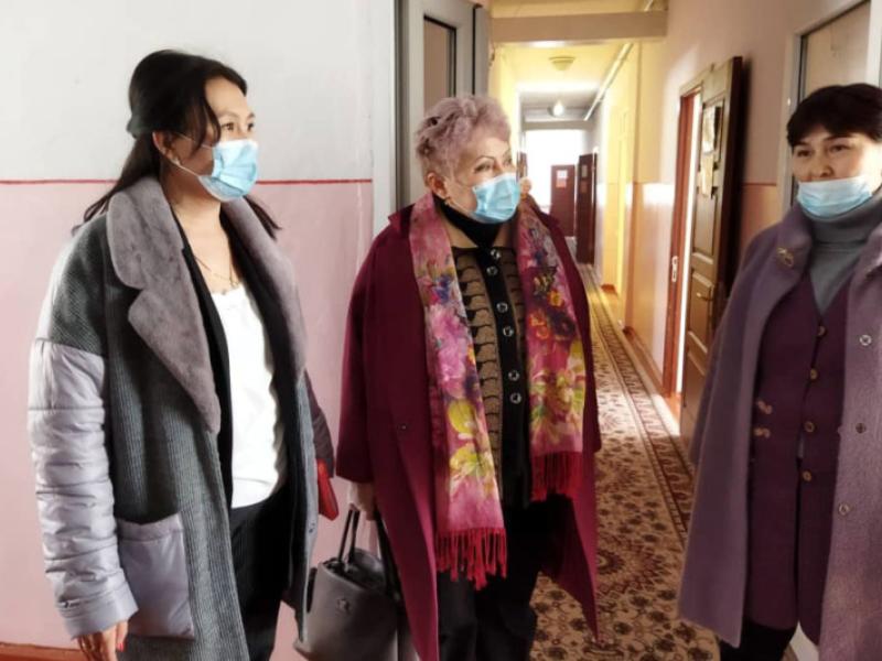 КР Акыйкатчысынын орун басары Гүлнара Жамгырчиева Кыргызстанга Ирактан кайтарылып алынып келинген балдардын абалы менен таанышты