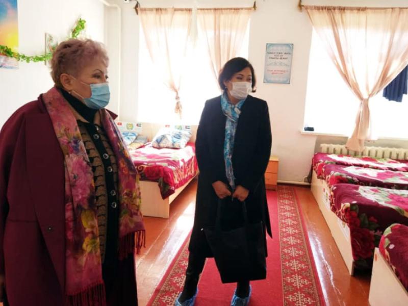 КР Акыйкатчысынын орун басары Гүлнара Жамгырчиева Кыргызстанга Ирактан кайтарылып алынып келинген балдардын абалы менен таанышты