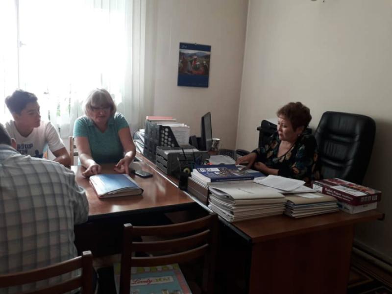 Cвердлов РИИБ спецназ кызматкерлери 15 жаштагы өспүрүм баланын башына автомат такап, колун байлап, жерге жаткырып туруп үстүнө отурушкан