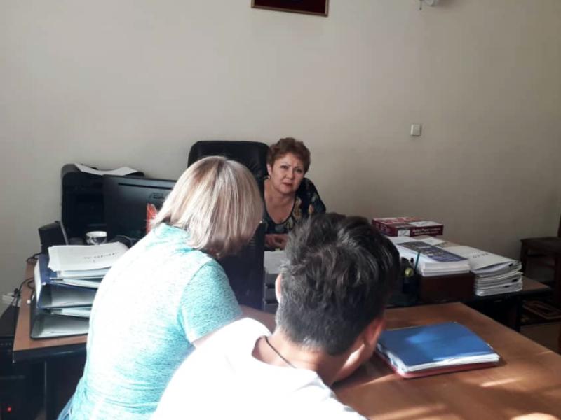 Cвердлов РИИБ спецназ кызматкерлери 15 жаштагы өспүрүм баланын башына автомат такап, колун байлап, жерге жаткырып туруп үстүнө отурушкан