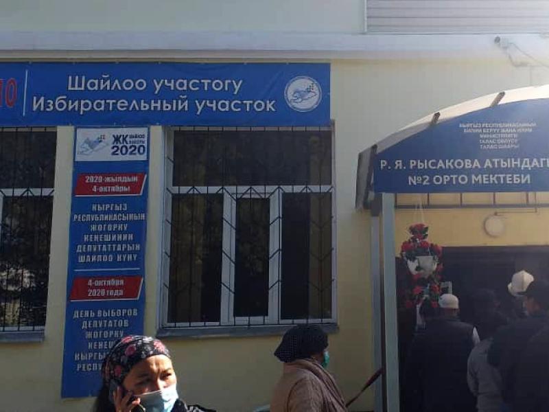 КР Акыйкатчы аппаратынын кызматкерлери парламенттик шайлоонун жүрүшүнө мониторинг жүргүзүп жатышат