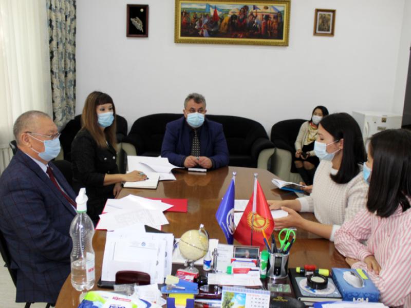 Акыйкатчы балдар-интернаттарынын бүтүрүүчүлөрүн социалдаштырууга багытталган меморандумга кол койду