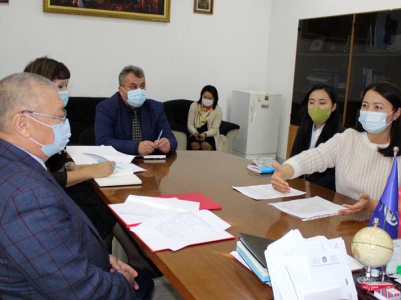 Акыйкатчы балдар-интернаттарынын бүтүрүүчүлөрүн социалдаштырууга багытталган меморандумга кол койду