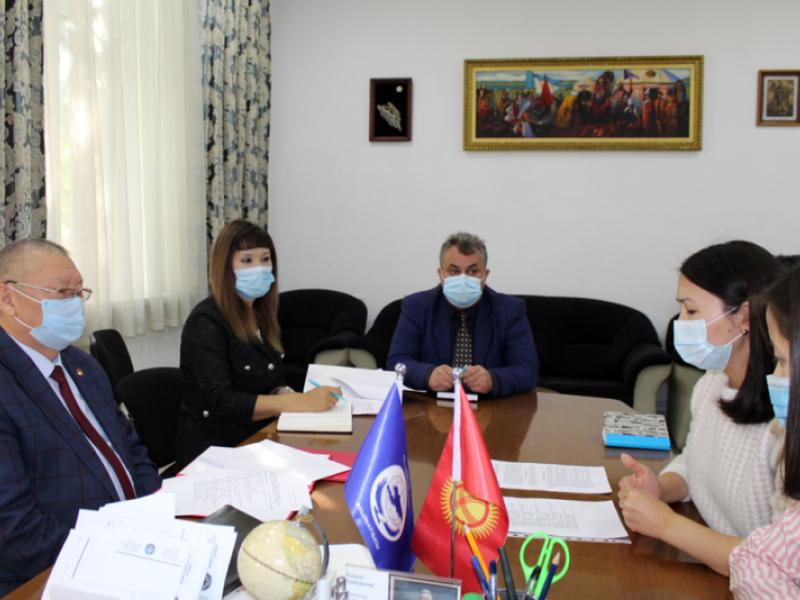 Акыйкатчы балдар-интернаттарынын бүтүрүүчүлөрүн социалдаштырууга багытталган меморандумга кол койду