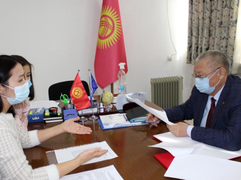 Акыйкатчы балдар-интернаттарынын бүтүрүүчүлөрүн социалдаштырууга багытталган меморандумга кол койду