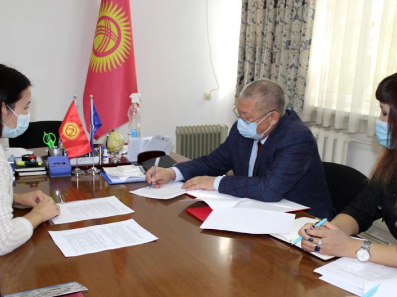 Акыйкатчы балдар-интернаттарынын бүтүрүүчүлөрүн социалдаштырууга багытталган меморандумга кол койду