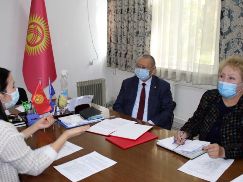 Акыйкатчы балдар-интернаттарынын бүтүрүүчүлөрүн социалдаштырууга багытталган меморандумга кол койду