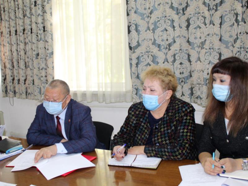 Акыйкатчы балдар-интернаттарынын бүтүрүүчүлөрүн социалдаштырууга багытталган меморандумга кол койду