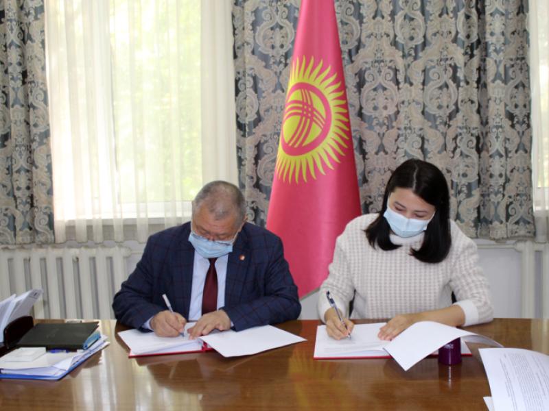 Акыйкатчы балдар-интернаттарынын бүтүрүүчүлөрүн социалдаштырууга багытталган меморандумга кол койду