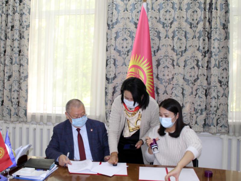 Акыйкатчы балдар-интернаттарынын бүтүрүүчүлөрүн социалдаштырууга багытталган меморандумга кол койду