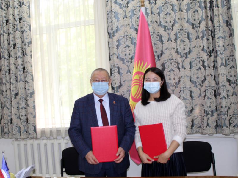 Акыйкатчы балдар-интернаттарынын бүтүрүүчүлөрүн социалдаштырууга багытталган меморандумга кол койду