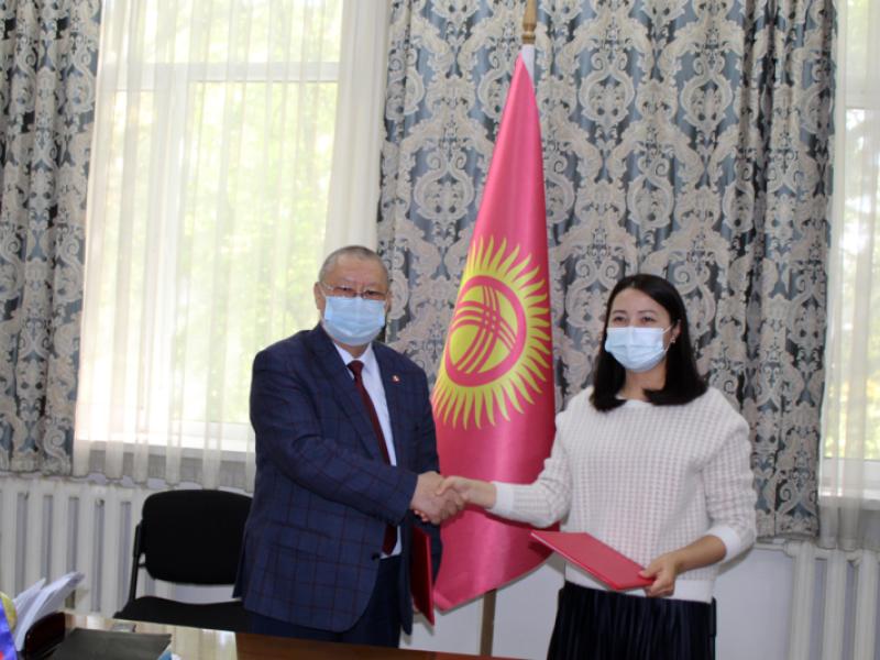 Акыйкатчы балдар-интернаттарынын бүтүрүүчүлөрүн социалдаштырууга багытталган меморандумга кол койду