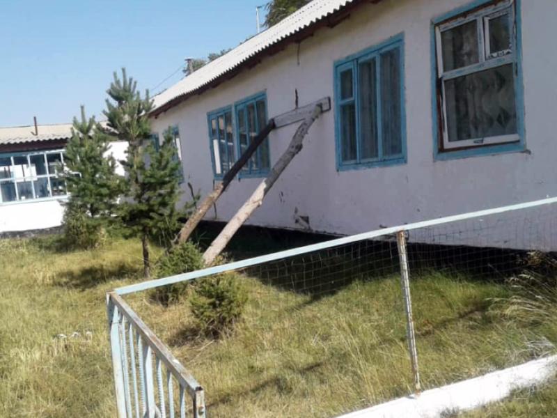 Акыйкатчынын өкүлдөрү Нарын облусунун Кеңеш айылындагы “контейнер-мектепке” мониторинг жүргүзүштү