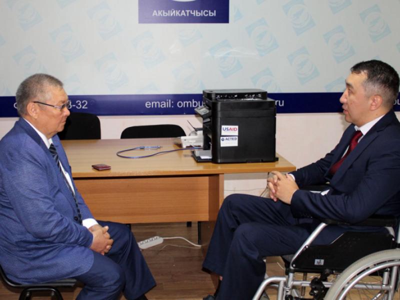 Кыргызстандын Акыйкатчысы Аскар Турдугуловду майыптардын укугун коргоо боюнча ыктыярдуу кеңешчи кылып дайындады