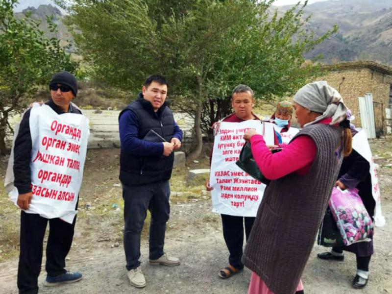 «Укук кербенинин» мүчөлөрү Ош облусунан Бишкек шаарына жөө жөнөгөн “Дыйкан-Кыштак” айылынын тургундары менен жолугушту