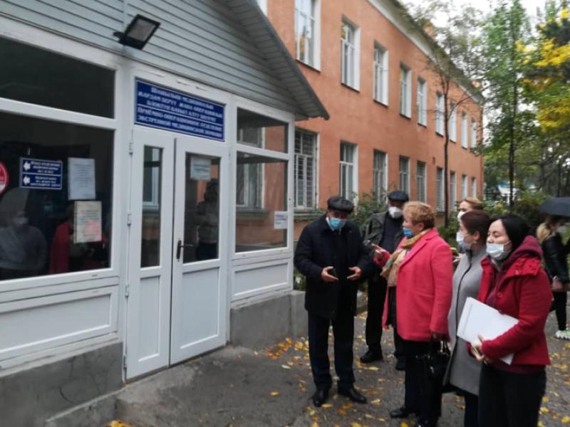 Акыйкатчы институтунун кызматкерлери Кыргыз Республикасынын Саламаттыкты сактоо министрлигинин Улуттук госпиталында болушту