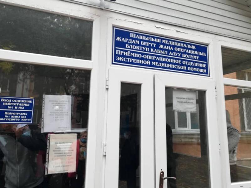 Акыйкатчы институтунун кызматкерлери Кыргыз Республикасынын Саламаттыкты сактоо министрлигинин Улуттук госпиталында болушту