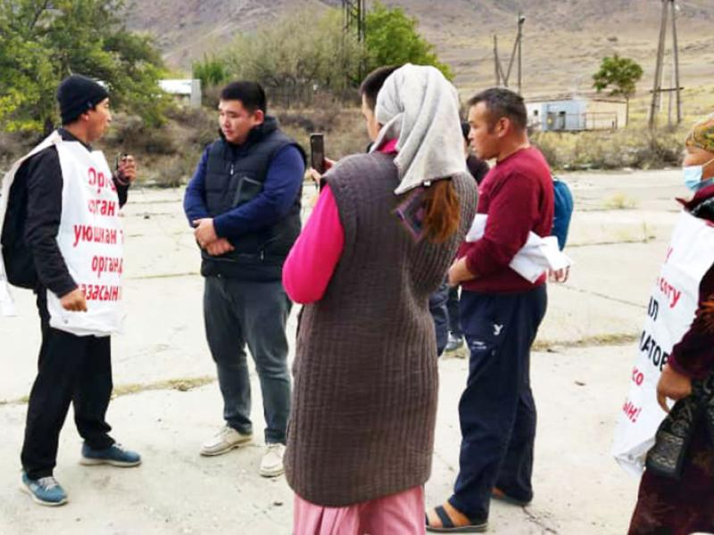 «Укук кербенинин» мүчөлөрү Ош облусунан Бишкек шаарына жөө жөнөгөн “Дыйкан-Кыштак” айылынын тургундары менен жолугушту