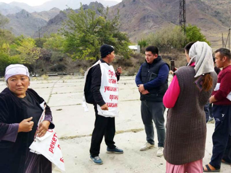 «Укук кербенинин» мүчөлөрү Ош облусунан Бишкек шаарына жөө жөнөгөн “Дыйкан-Кыштак” айылынын тургундары менен жолугушту