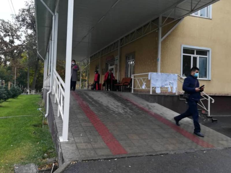 Бишкек травматология жана ортопедия илимий изилдөө борборунда жаракат алган тез жардам кызматынын үч  фельдшери жана 103 кызматынын 1 айдоочусу бар