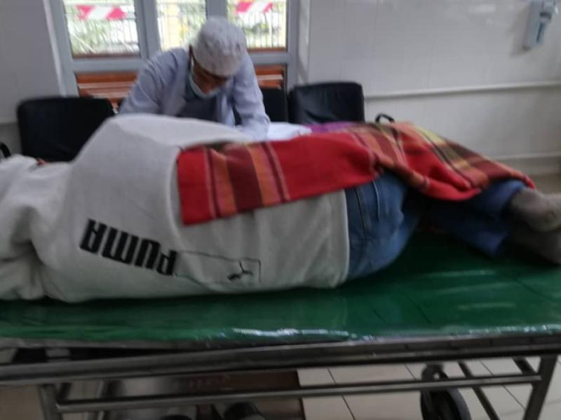 Бишкек травматология жана ортопедия илимий изилдөө борборунда жаракат алган тез жардам кызматынын үч  фельдшери жана 103 кызматынын 1 айдоочусу бар