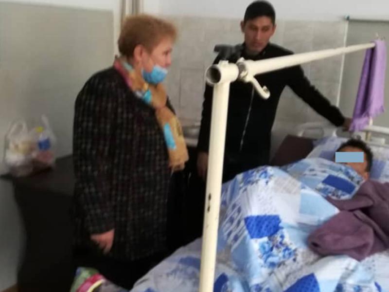 Бишкек травматология жана ортопедия илимий изилдөө борборунда жаракат алган тез жардам кызматынын үч  фельдшери жана 103 кызматынын 1 айдоочусу бар