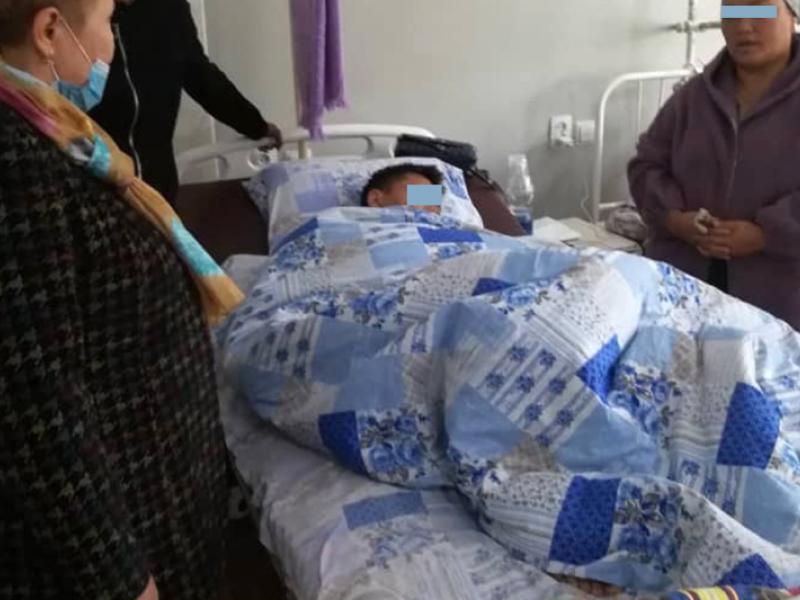 Бишкек травматология жана ортопедия илимий изилдөө борборунда жаракат алган тез жардам кызматынын үч  фельдшери жана 103 кызматынын 1 айдоочусу бар