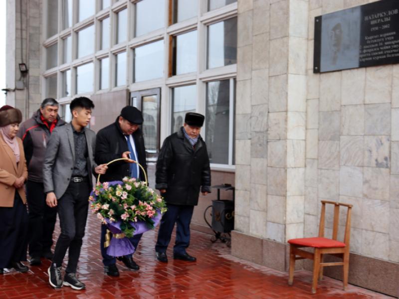 Укук коргоочулар жана жакындары 20 жыл мурда көз жумган укук коргоочу Шералы Назаркуловду эскеришти