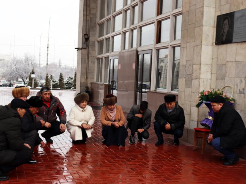 Укук коргоочулар жана жакындары 20 жыл мурда көз жумган укук коргоочу Шералы Назаркуловду эскеришти