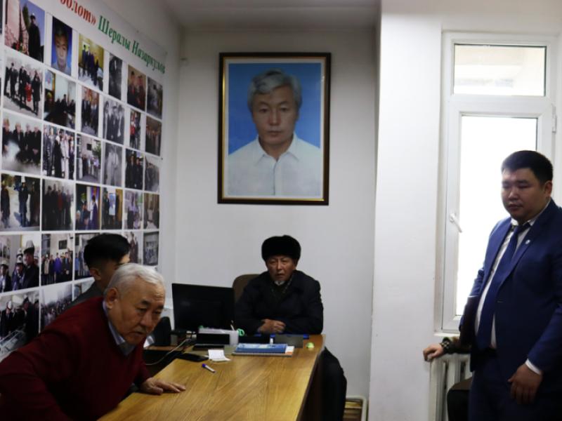 Укук коргоочулар жана жакындары 20 жыл мурда көз жумган укук коргоочу Шералы Назаркуловду эскеришти