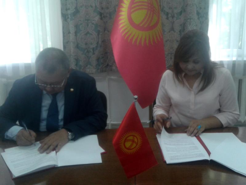 Акыйкатчы Токон Мамытов подписал Меморандум о сотрудничестве между институтом Акыйкатчы и Ошским филиалом ОО «МЦ Интербилим» 