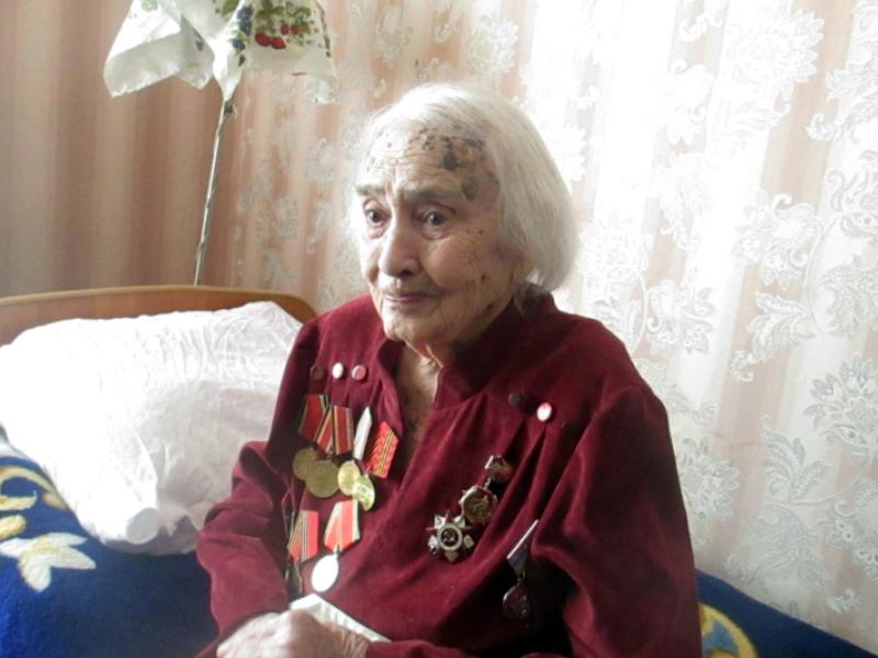 Акыйкатчы институтунун кызматкерлери Улуу Ата-Мекендик согуштун ардагери Любовь Костылеваны Жеңиш күнү менен куттукташты