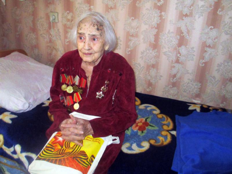 Акыйкатчы институтунун кызматкерлери Улуу Ата-Мекендик согуштун ардагери Любовь Костылеваны Жеңиш күнү менен куттукташты