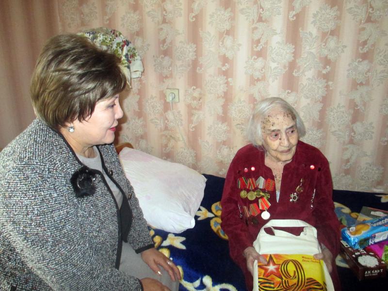 Акыйкатчы институтунун кызматкерлери Улуу Ата-Мекендик согуштун ардагери Любовь Костылеваны Жеңиш күнү менен куттукташты